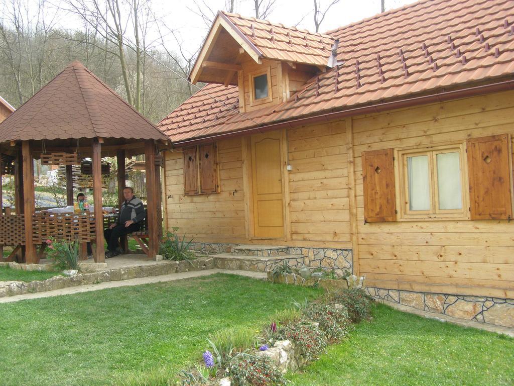 Guesthouse Kuzmanovic กูซา ภายนอก รูปภาพ