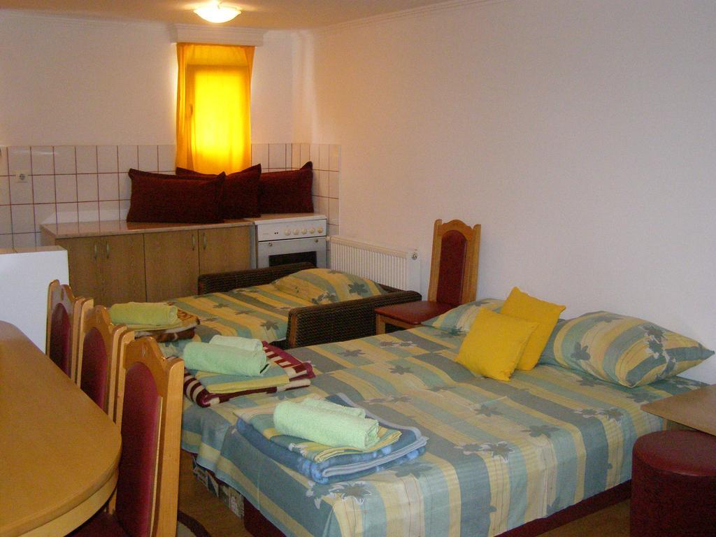 Guesthouse Kuzmanovic กูซา ภายนอก รูปภาพ